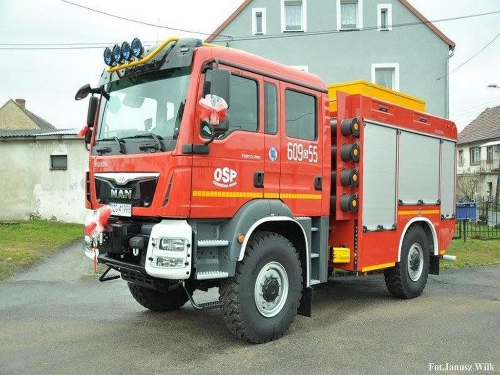 Strażacy z Czerwonej Wody z nowym samochodem