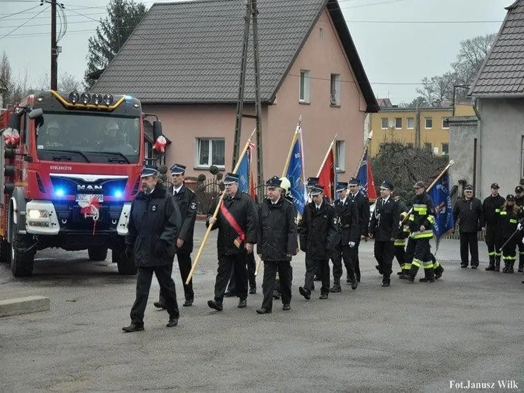 Strażacy z Czerwonej Wody z nowym samochodem