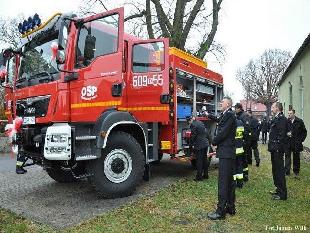 Strażacy z Czerwonej Wody z nowym samochodem