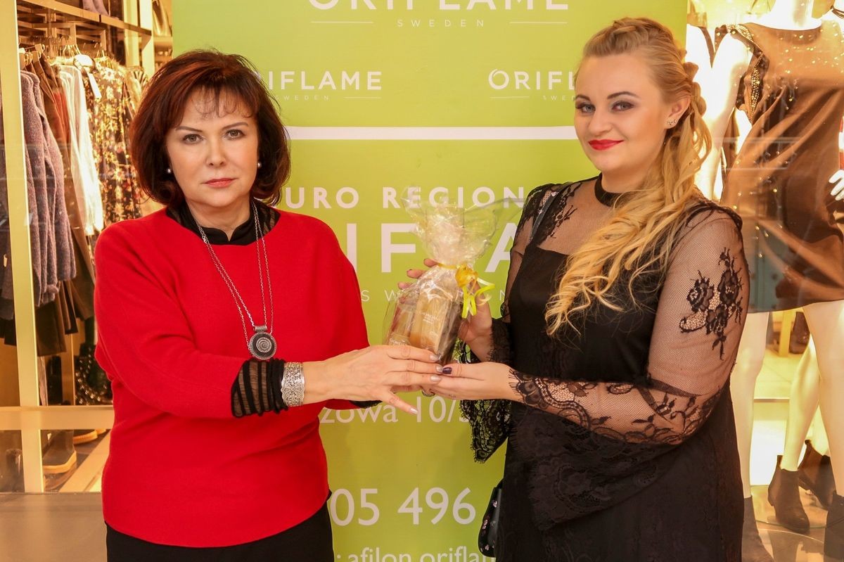 Anika Fiłon z Oriflame wręcza upominki naszej uczestniczce Metamorfoz