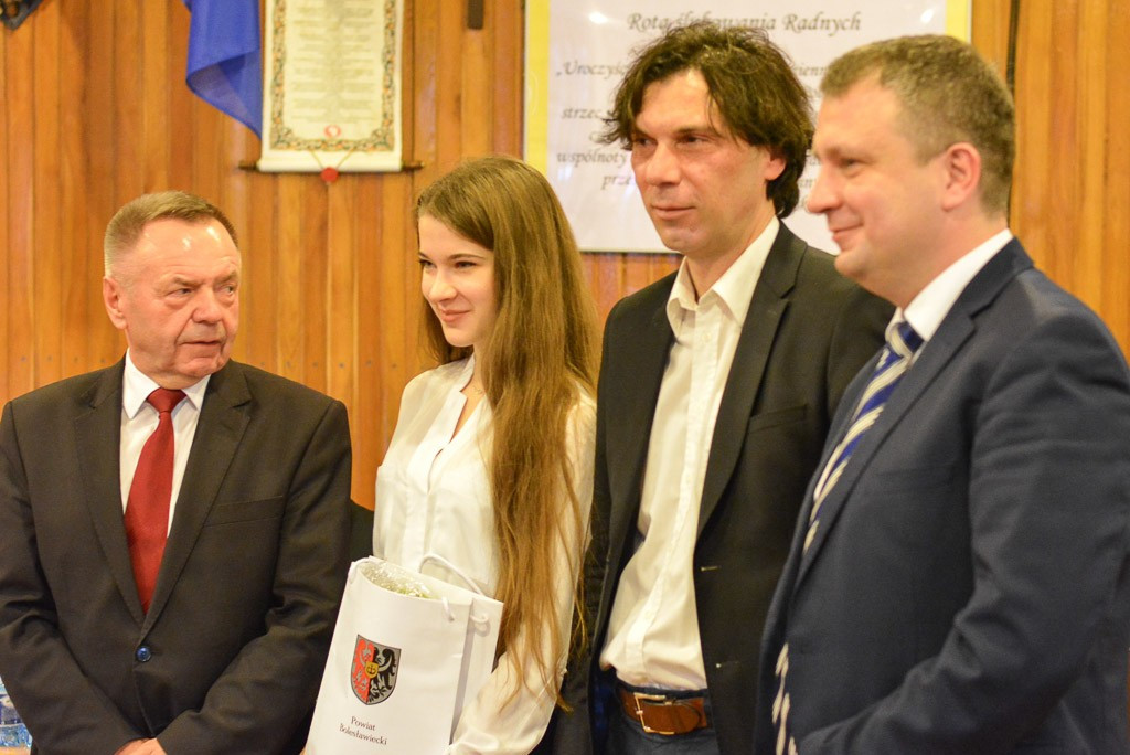 Najlepsi uczniowie szkół powiatowych uhonorowani