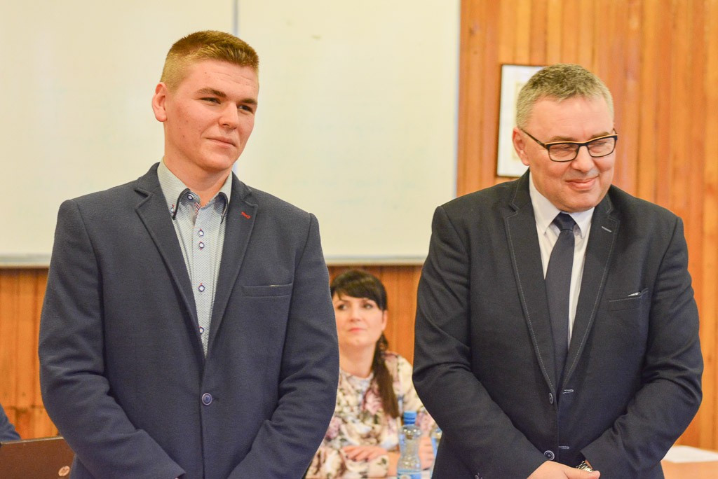 Najlepsi uczniowie szkół powiatowych uhonorowani