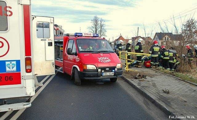 Wypadek w Godzieszowie: auto dachowało. Kierowca ciężko ranny