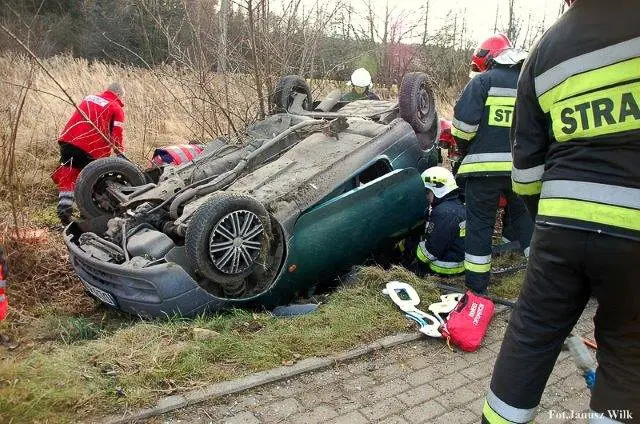 Wypadek w Godzieszowie: auto dachowało. Kierowca ciężko ranny