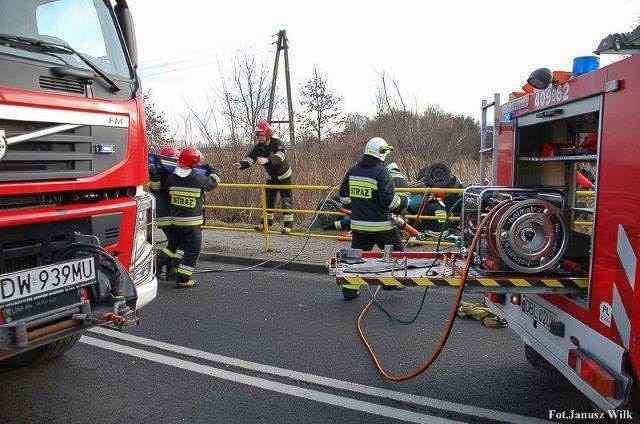 Wypadek w Godzieszowie: auto dachowało. Kierowca ciężko ranny