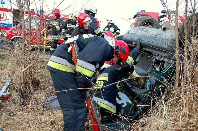 Wypadek w Godzieszowie: auto dachowało. Kierowca ciężko ranny
