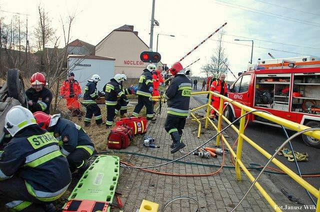 Wypadek w Godzieszowie: auto dachowało. Kierowca ciężko ranny