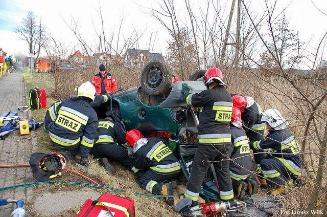Wypadek w Godzieszowie: auto dachowało. Kierowca ciężko ranny