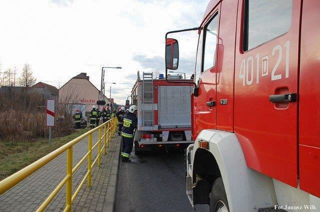 Wypadek w Godzieszowie: auto dachowało. Kierowca ciężko ranny