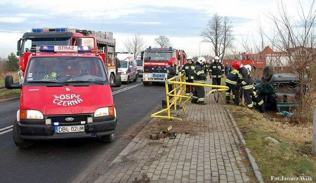 Wypadek w Godzieszowie: auto dachowało. Kierowca ciężko ranny
