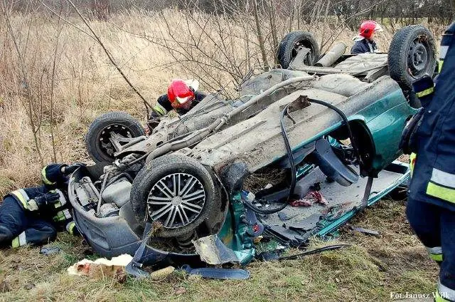 Wypadek w Godzieszowie: auto dachowało. Kierowca ciężko ranny