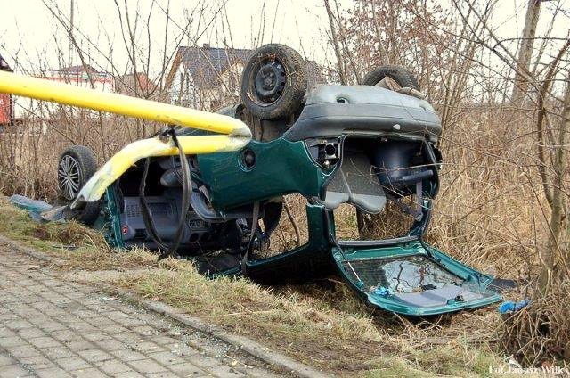 Wypadek w Godzieszowie: auto dachowało. Kierowca ciężko ranny