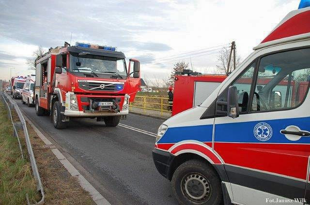 Wypadek w Godzieszowie: auto dachowało. Kierowca ciężko ranny