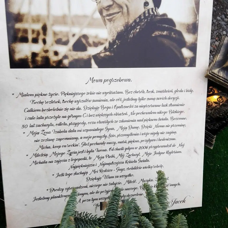 Tablica pamiątkowa na grobie Jacka Pałki