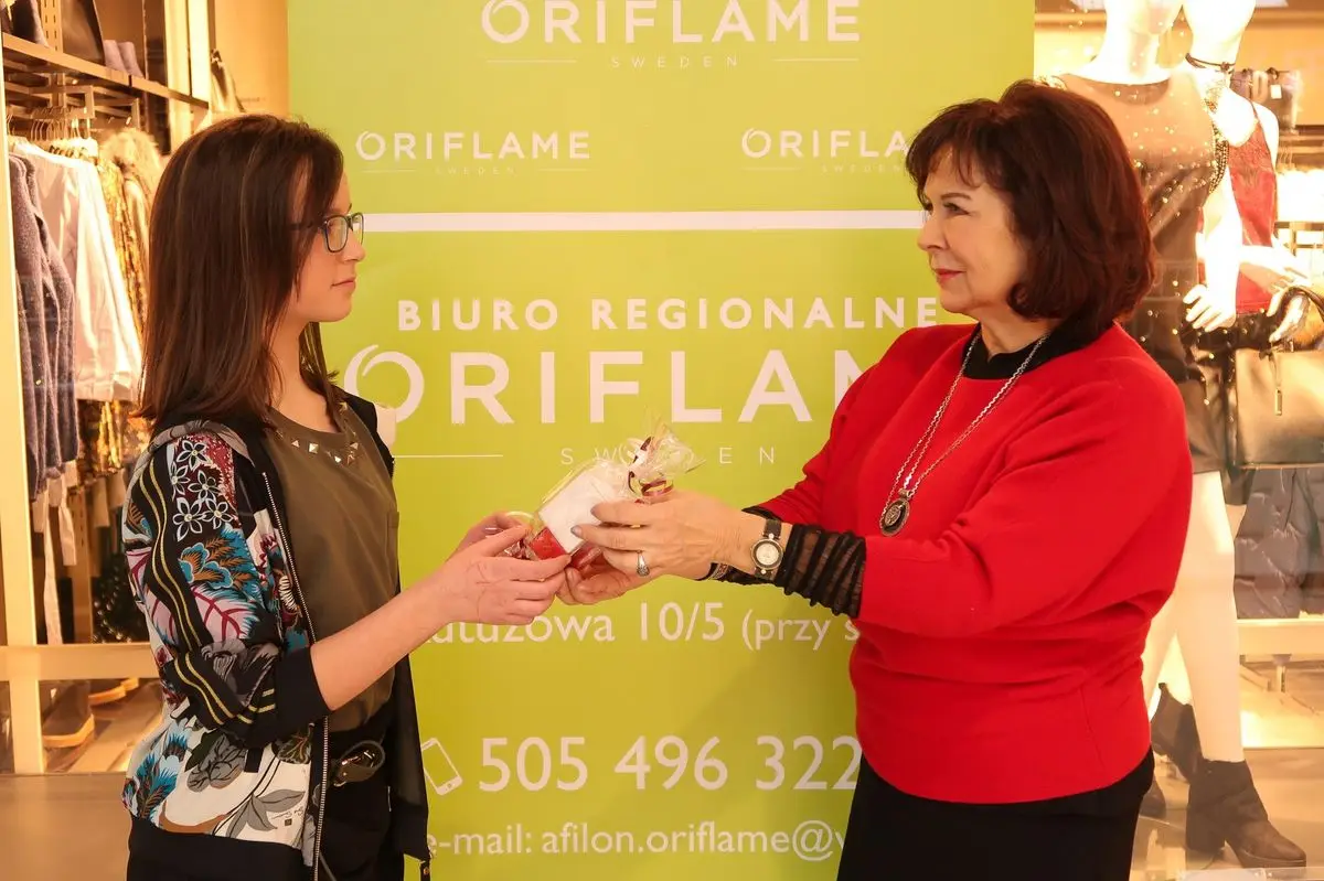 Anika Fiłon z Oriflame wręcza upominki naszej uczestniczce Metamorfoz