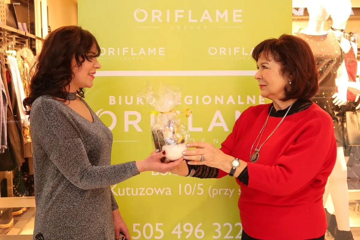 Anika Fiłon z Oriflame wręcza upominki naszej uczestniczce Metamorfoz