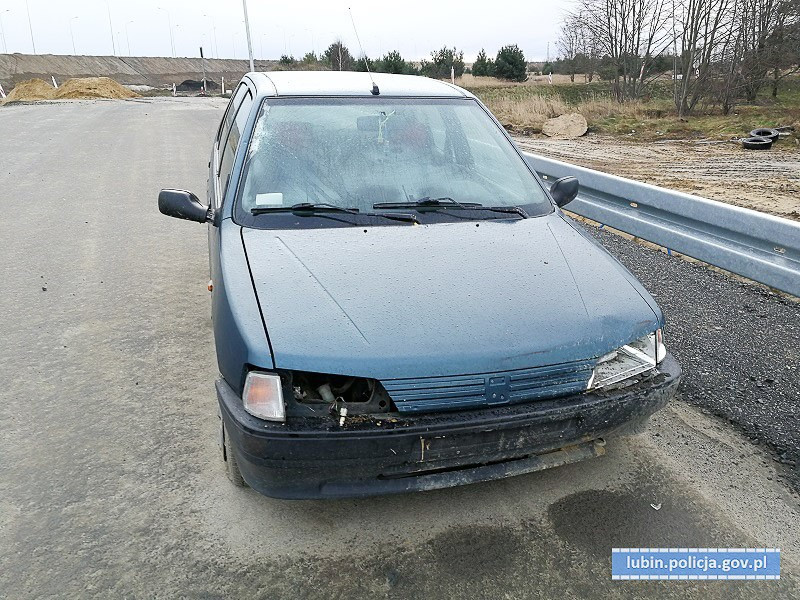 Pijany kierowca bez prawa jazdy uciekał przed policją