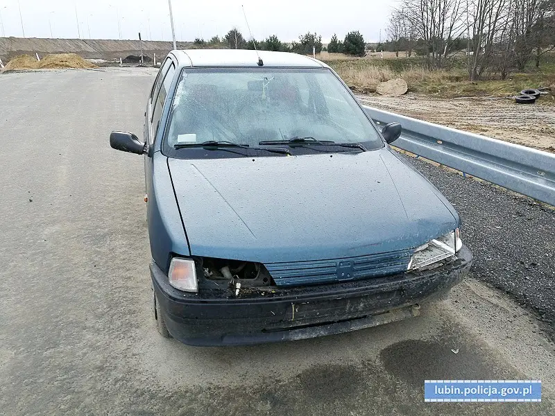 Pijany kierowca bez prawa jazdy uciekał przed policją