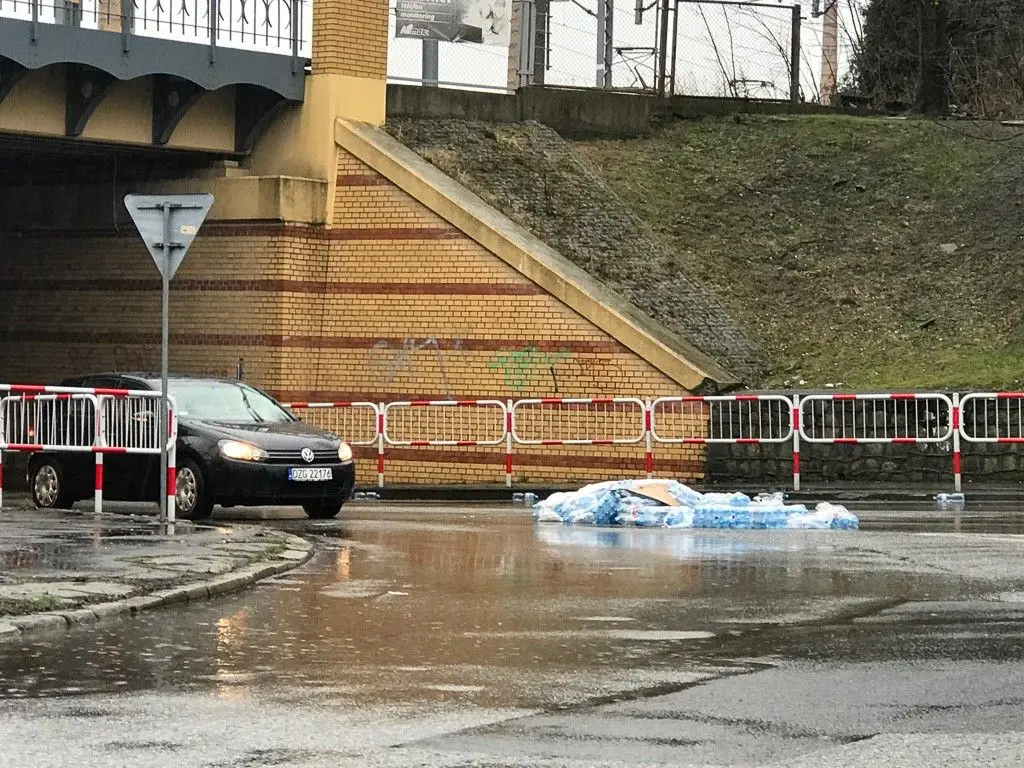 Niebezpiecznie przy Tamka. Zgrzewka wody mineralnej na drodze
