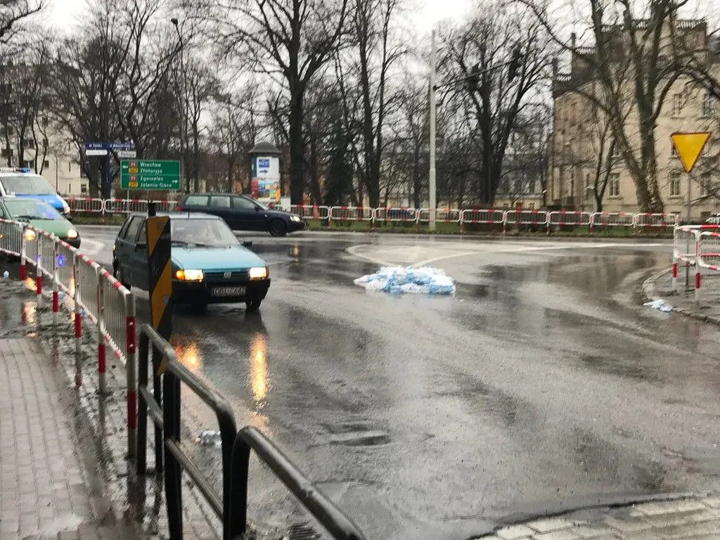 Niebezpiecznie przy Tamka. Zgrzewka wody mineralnej na drodze