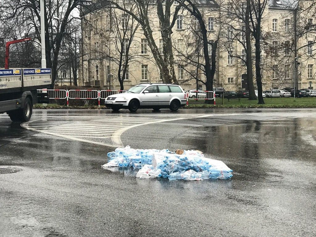 Niebezpiecznie przy Tamka. Zgrzewka wody mineralnej na drodze