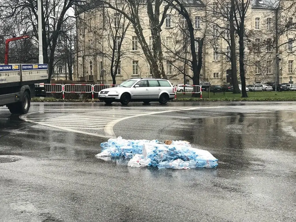 Niebezpiecznie przy Tamka. Zgrzewka wody mineralnej na drodze