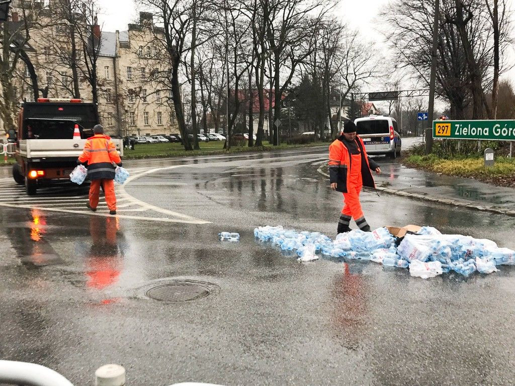 Niebezpiecznie przy Tamka. Zgrzewka wody mineralnej na drodze