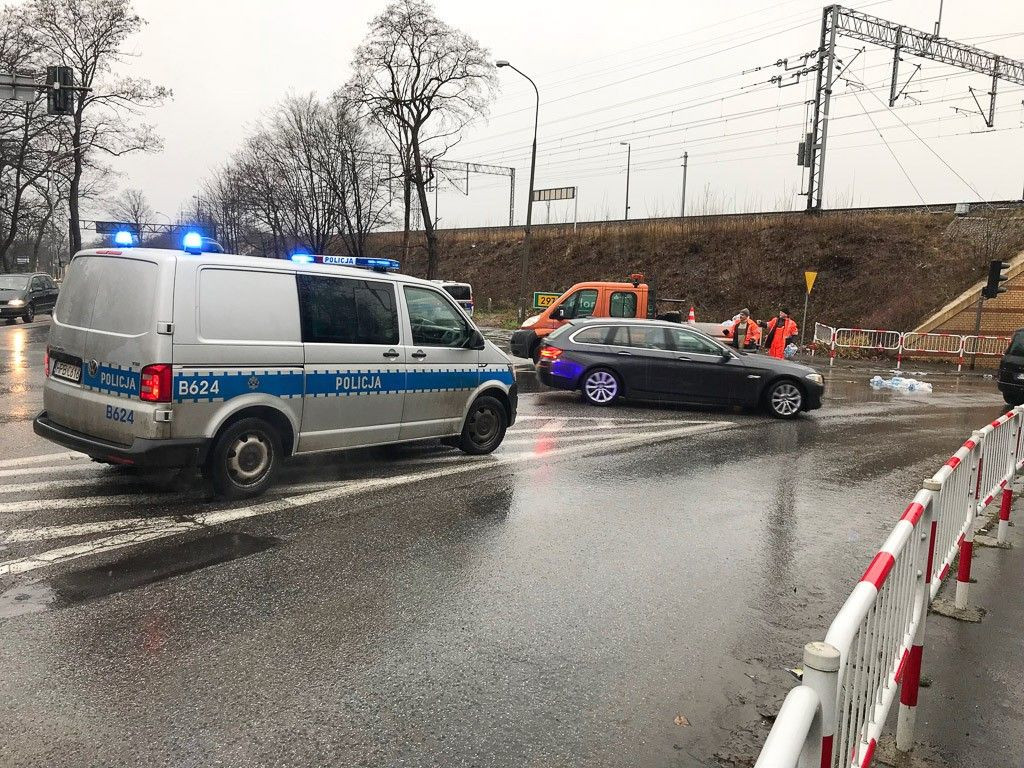 Niebezpiecznie przy Tamka. Zgrzewka wody mineralnej na drodze