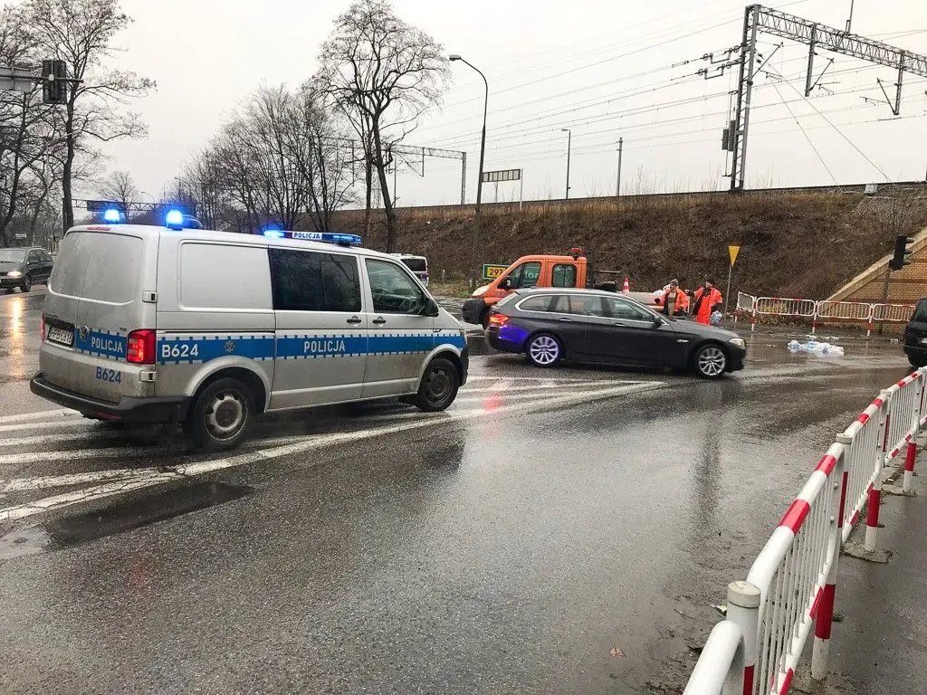 Niebezpiecznie przy Tamka. Zgrzewka wody mineralnej na drodze