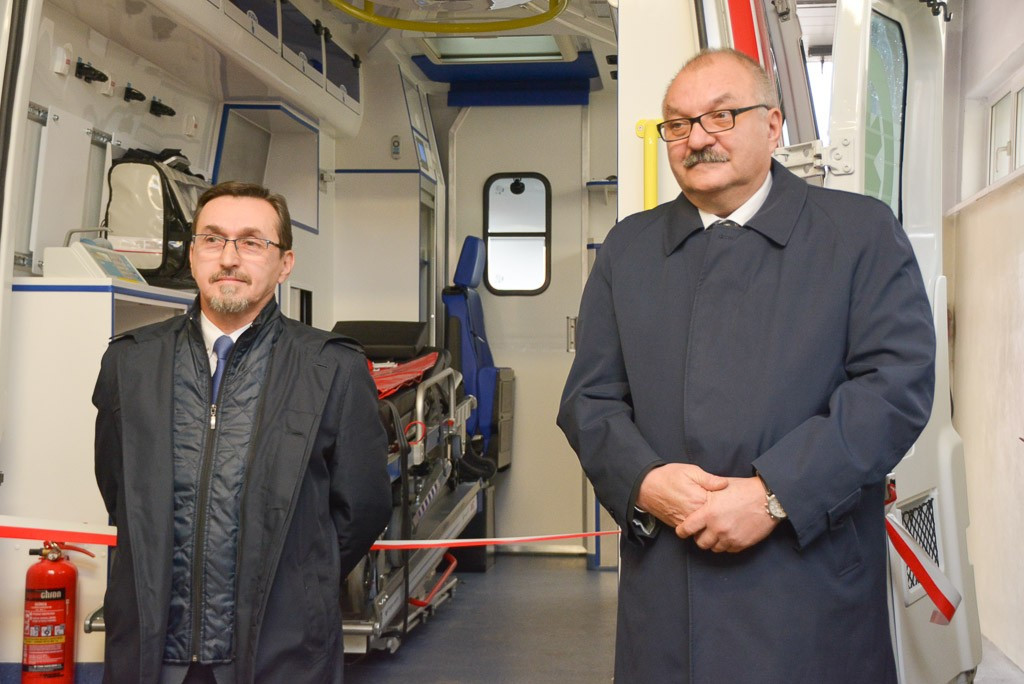 Wojewoda dolnośląski Paweł Hreniak przekazał szpitalowi powiatowemu w Bolesławcu kolejną karetkę