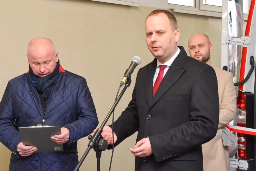 Wojewoda dolnośląski Paweł Hreniak przekazał szpitalowi powiatowemu w Bolesławcu kolejną karetkę