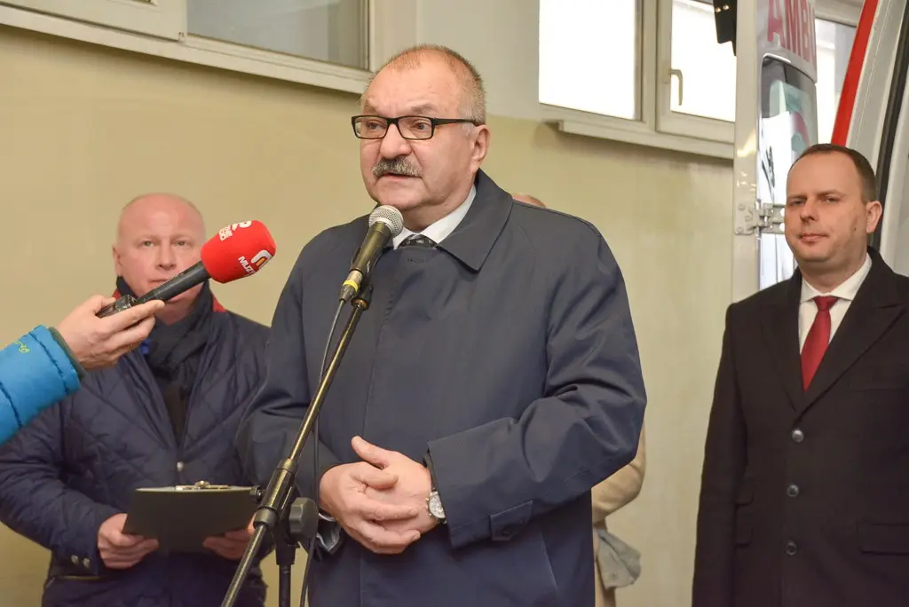 Wojewoda dolnośląski Paweł Hreniak przekazał szpitalowi powiatowemu w Bolesławcu kolejną karetkę