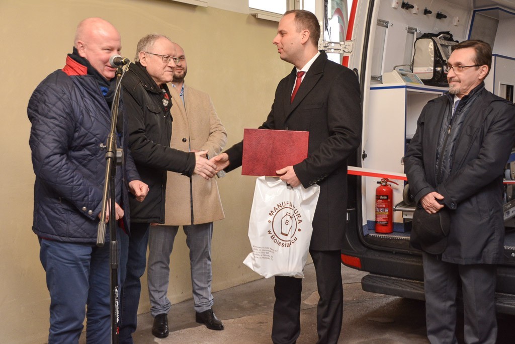 Wojewoda dolnośląski Paweł Hreniak przekazał szpitalowi powiatowemu w Bolesławcu kolejną karetkę