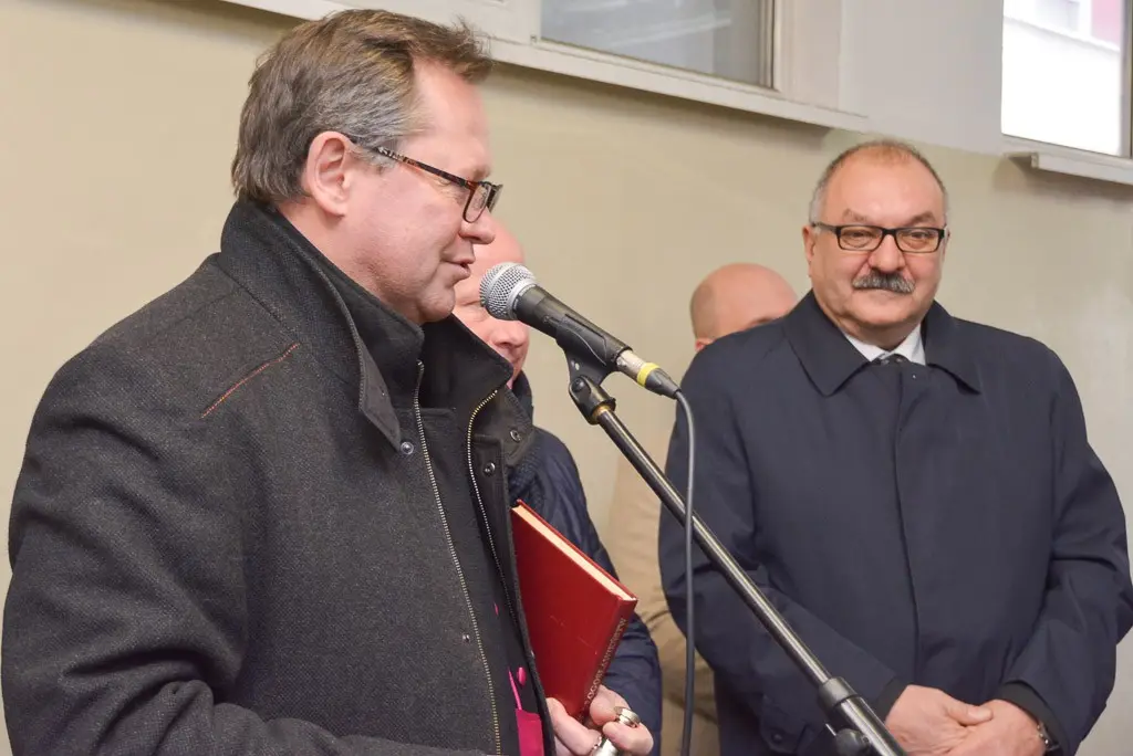 Wojewoda dolnośląski Paweł Hreniak przekazał szpitalowi powiatowemu w Bolesławcu kolejną karetkę