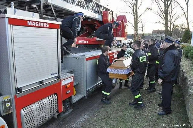 Pożegnali b. szefa OSP i komisariatu policji w Gromadce Stanisława Kozioła