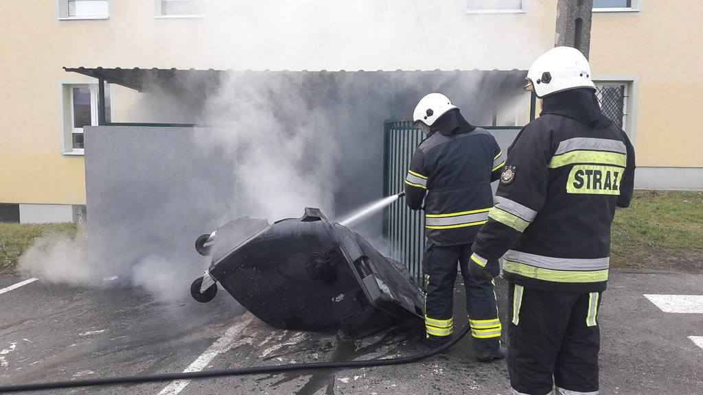 Podpalili kontenery na śmieci w Iwinach