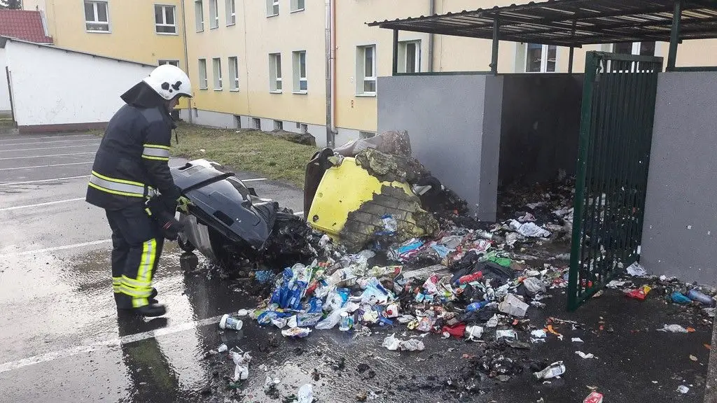 Підпалили сміттєві контейнери в Івінах