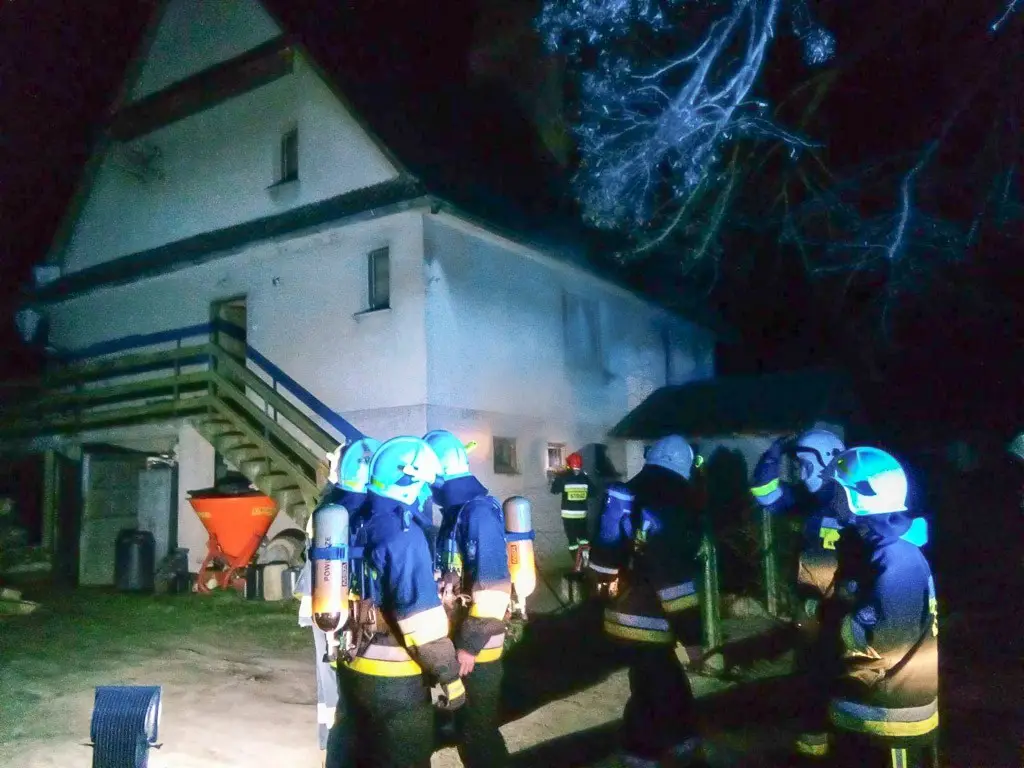 Pożar domu w Starych Jaroszowicach. Jedna osoba ranna