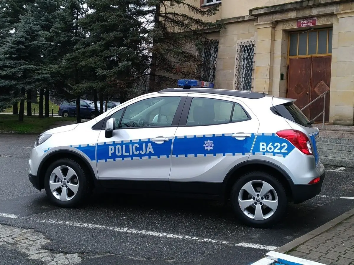 Radiowóz przed Komendą Policji