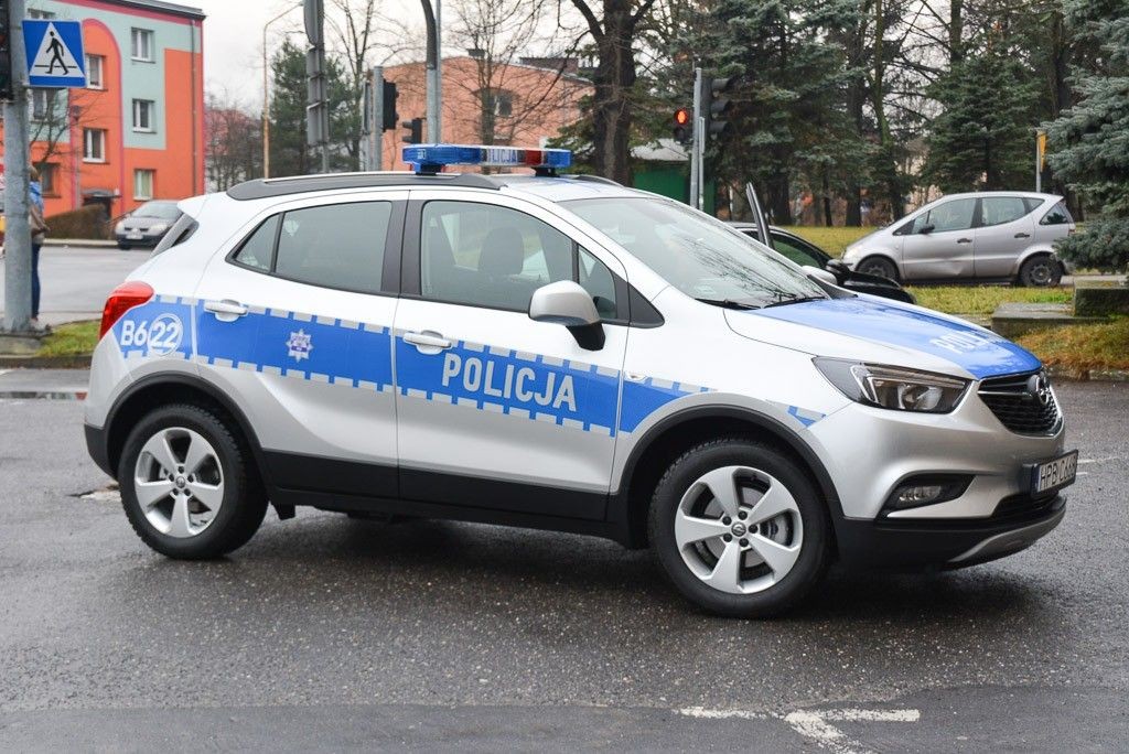 Policjanci z Warty Bolesławieckiej z nowym radiowozem. Zakup współfinansował burmistrz gminy Warta Mirosław Haniszewski