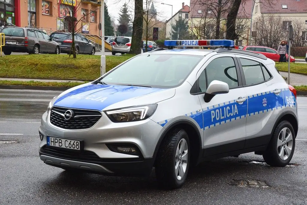 Policjanci z Warty Bolesławieckiej z nowym radiowozem. Zakup współfinansował burmistrz gminy Warta Mirosław Haniszewski