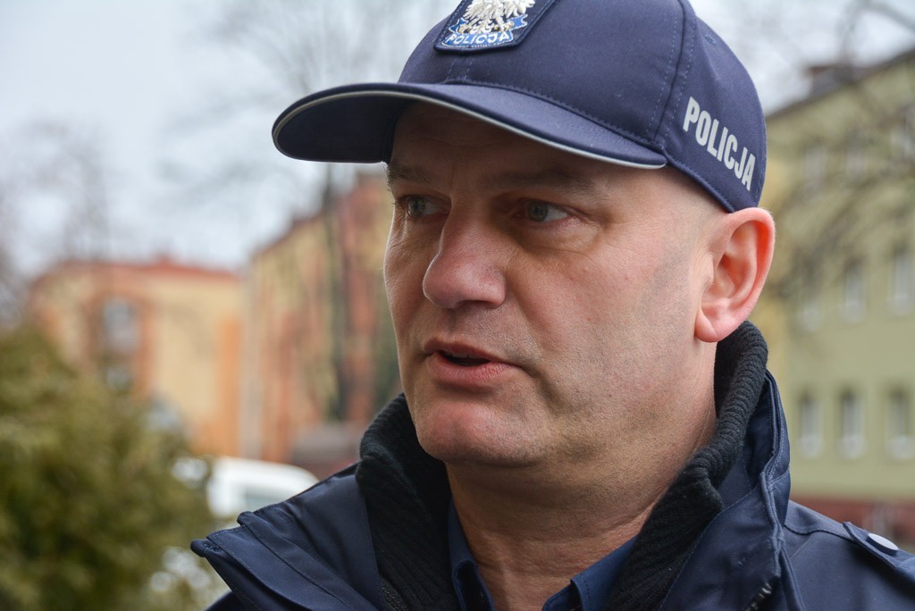 Policjanci z Warty Bolesławieckiej z nowym radiowozem. Zakup współfinansował burmistrz gminy Warta Mirosław Haniszewski