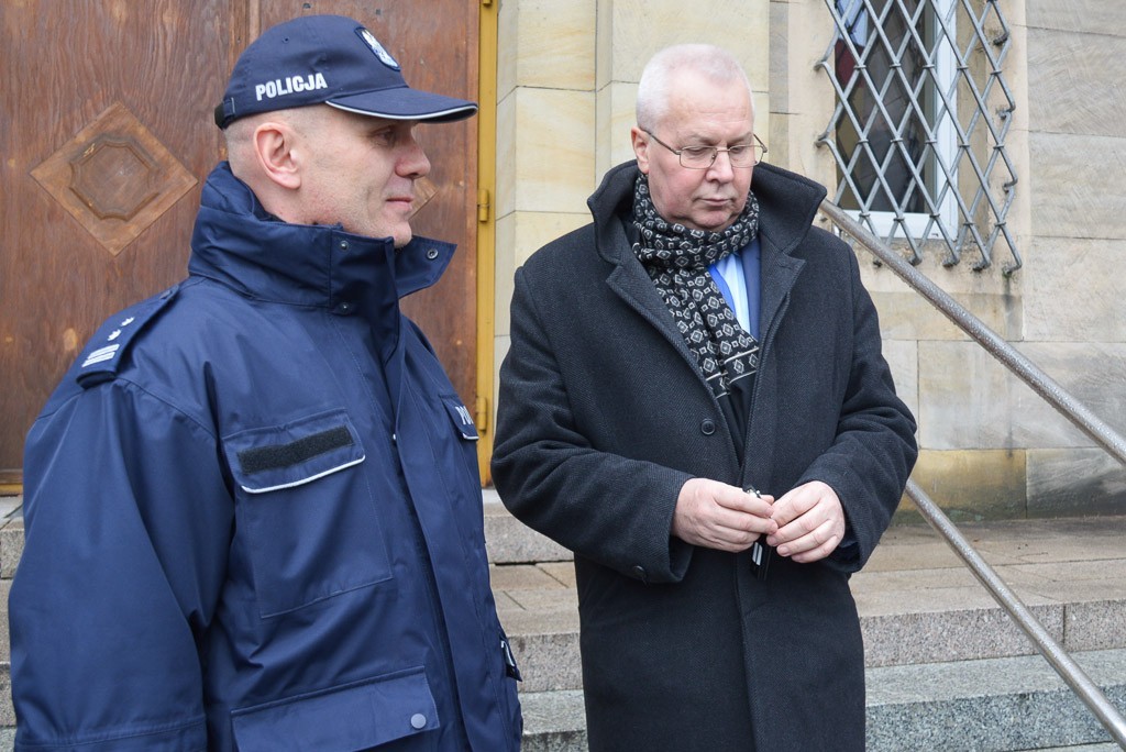 Policjanci z Warty Bolesławieckiej z nowym radiowozem. Zakup współfinansował burmistrz gminy Warta Mirosław Haniszewski