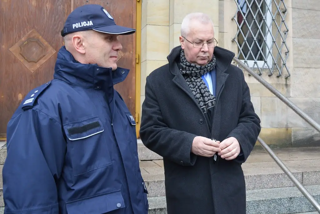 Policjanci z Warty Bolesławieckiej z nowym radiowozem. Zakup współfinansował burmistrz gminy Warta Mirosław Haniszewski