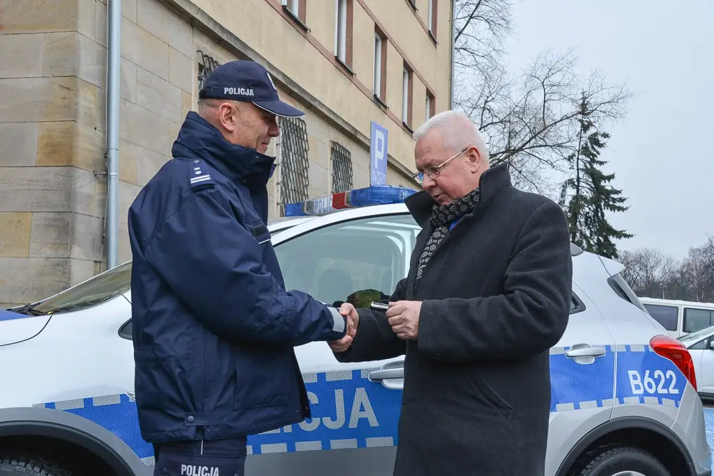 Policjanci z Warty Bolesławieckiej z nowym radiowozem. Zakup współfinansował burmistrz gminy Warta Mirosław Haniszewski
