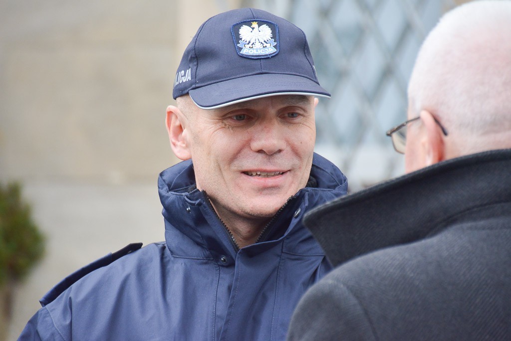 Policjanci z Warty Bolesławieckiej z nowym radiowozem. Zakup współfinansował burmistrz gminy Warta Mirosław Haniszewski