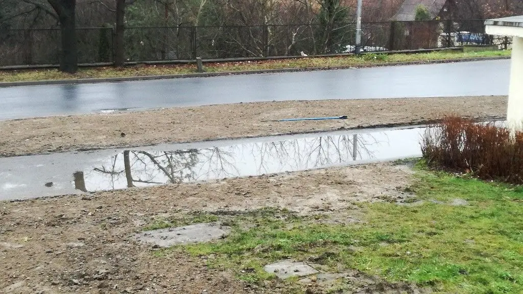 Staroszkolna: basen zamiast chodnika