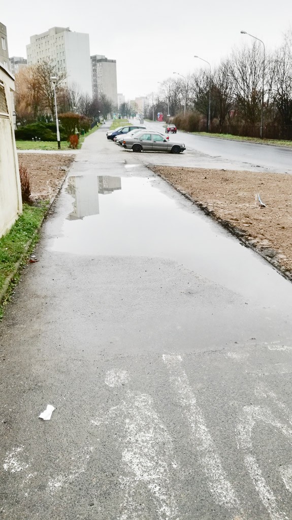 Staroszkolna: basen zamiast chodnika