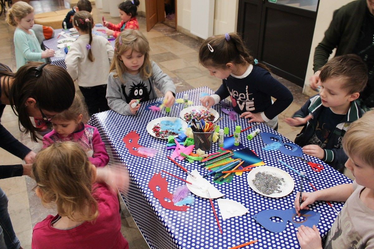 Stroje i maski karnawałowe. Zaproszenie na warsztaty do Muzeum Ceramiki