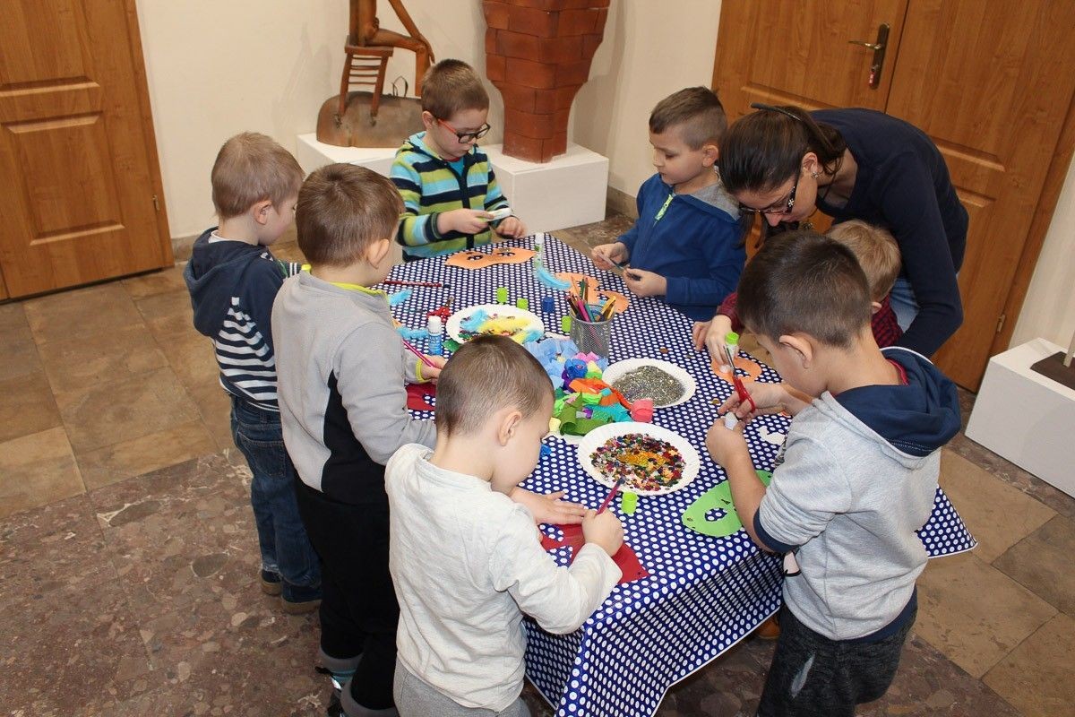Stroje i maski karnawałowe. Zaproszenie na warsztaty do Muzeum Ceramiki